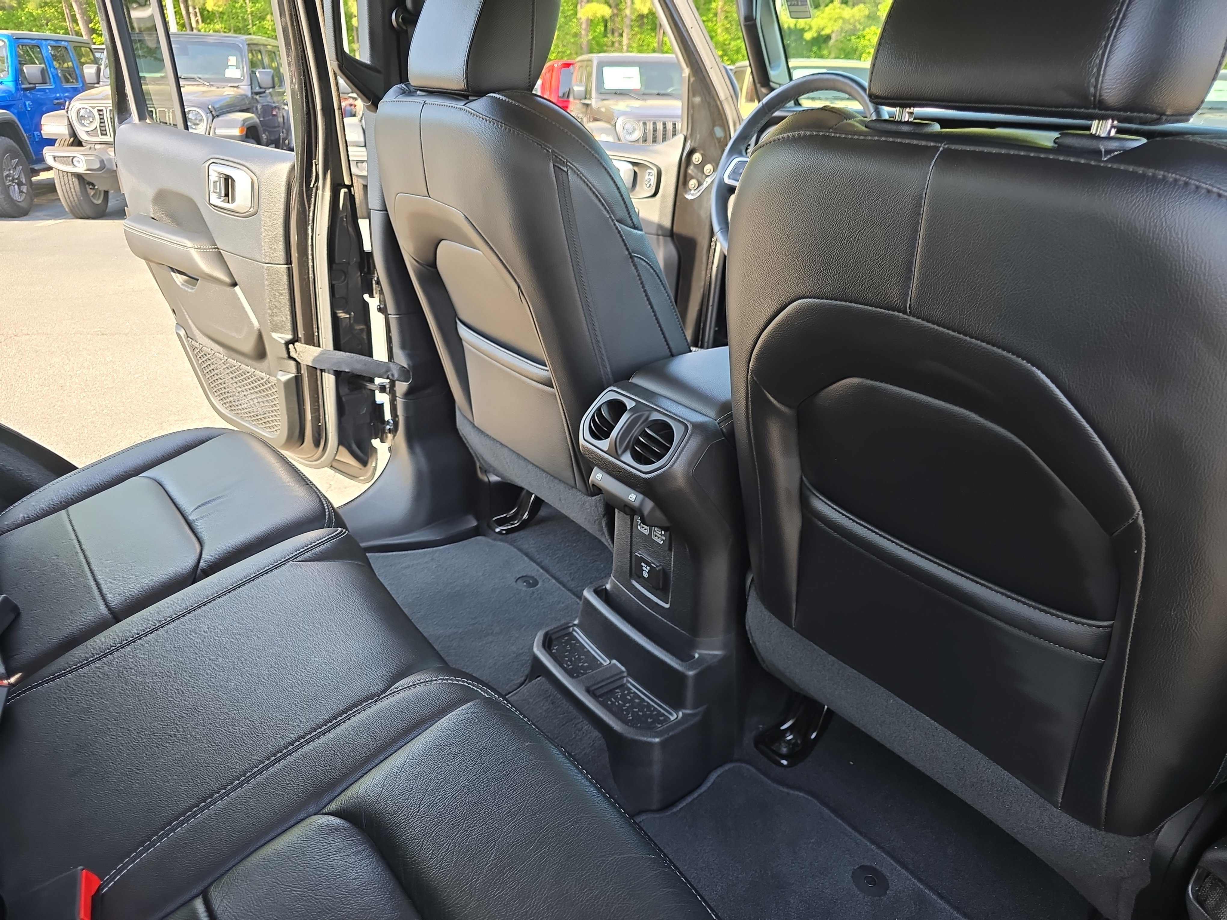 Used 2018 Jeep Wrangler Unlimited Sahara image 11