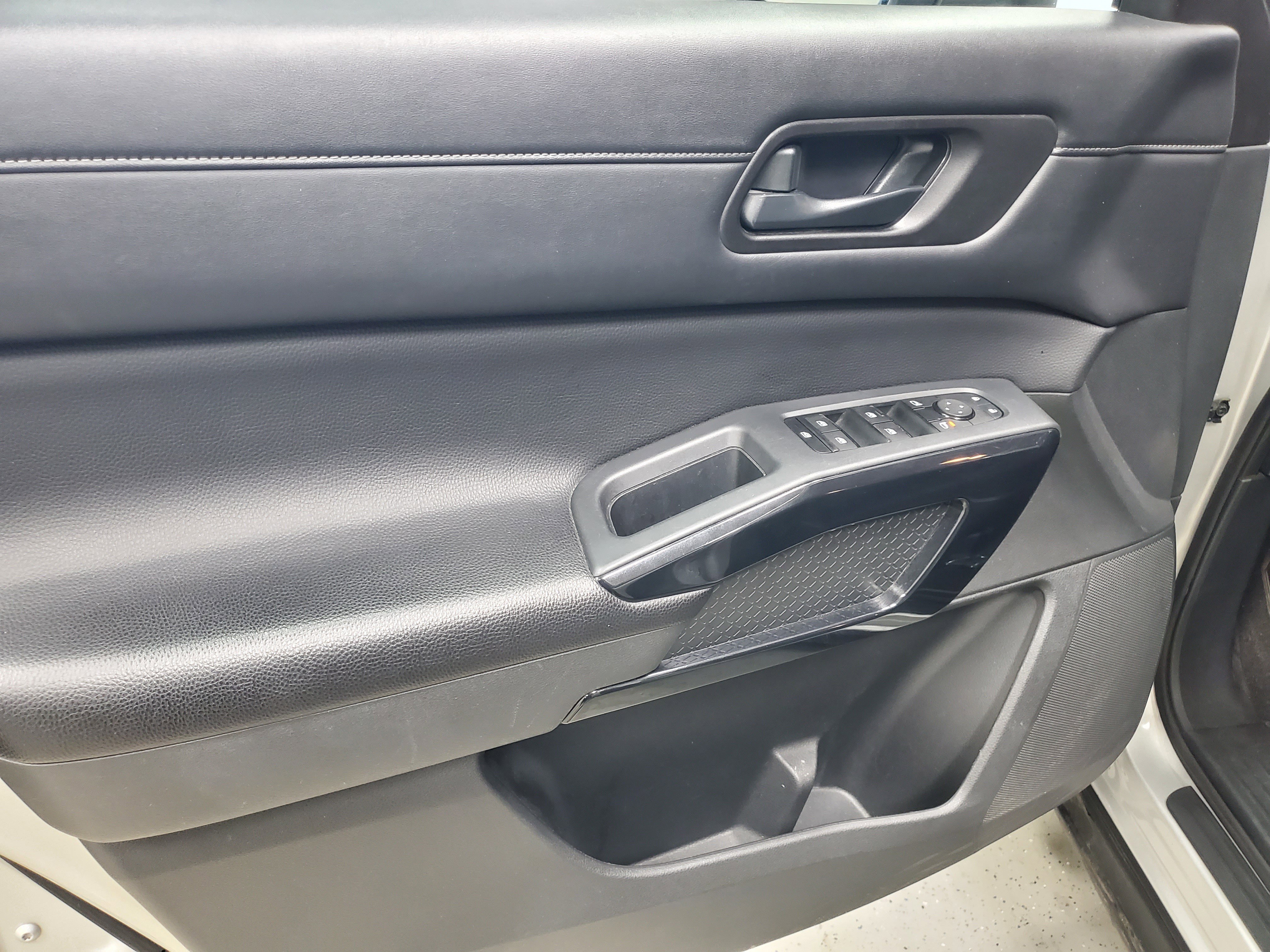 Used 2024 Nissan Pathfinder SV FWD image 21