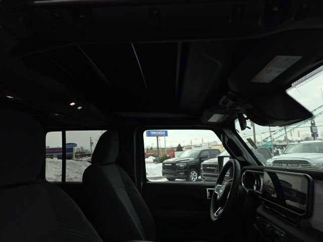 Used 2025 Jeep Wrangler Unlimited Sahara w/ Safety Group image 36