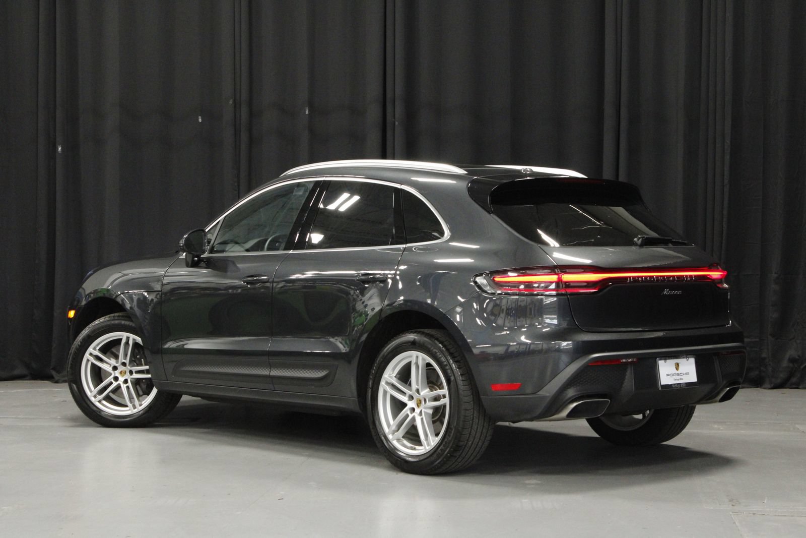 Certified 2025 Porsche Macan AWD/4WD image 3
