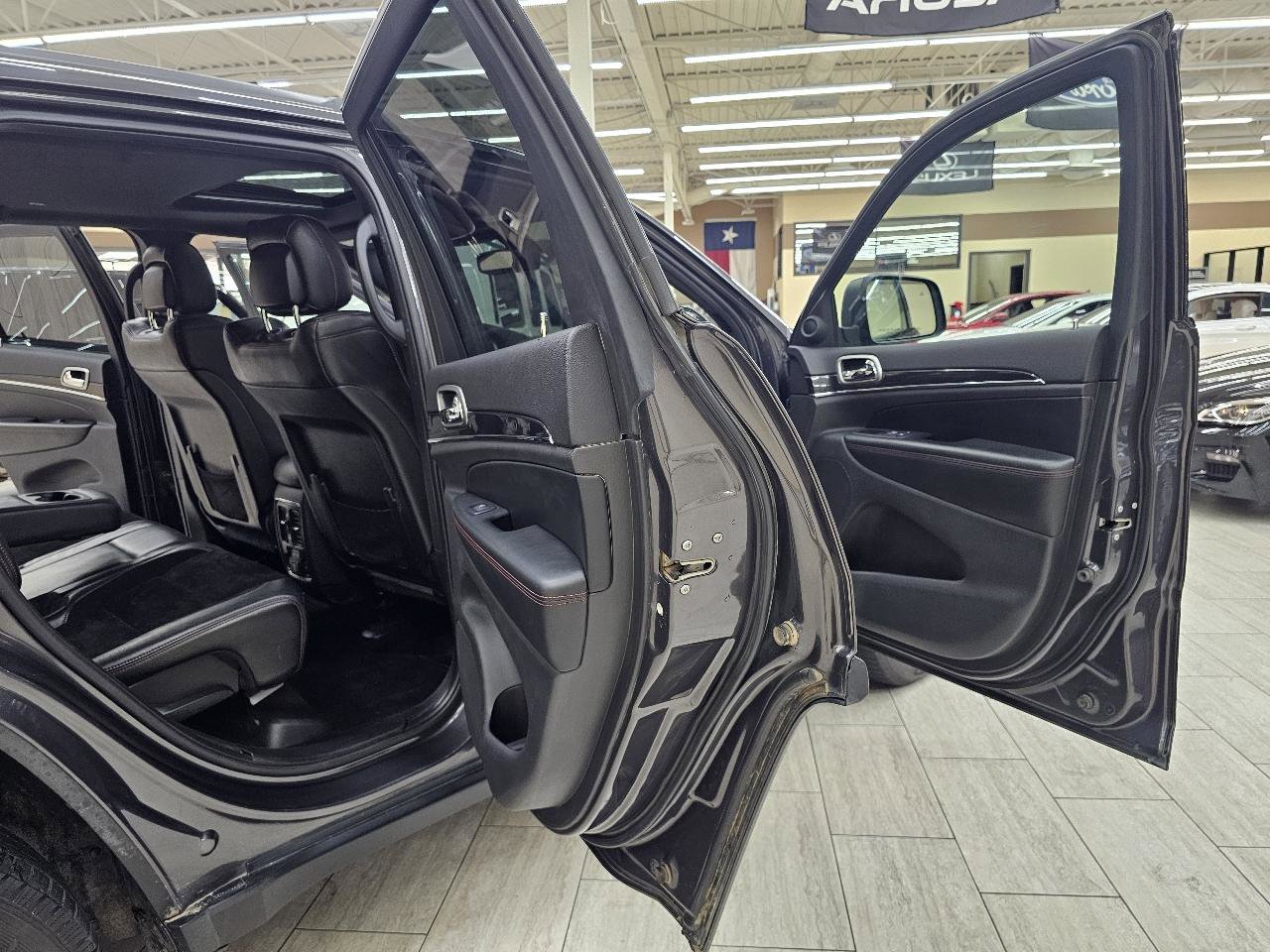 Used 2017 Jeep Grand Cherokee Trailhawk AWD/4WD image 15