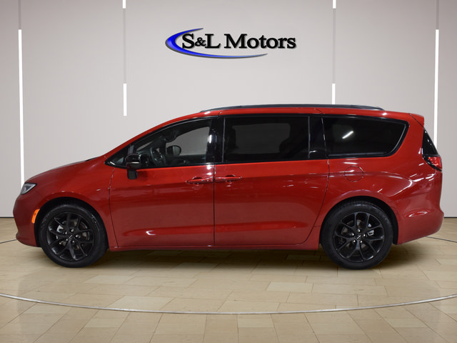 Certified 2025 Chrysler Pacifica Limited FWD image 4