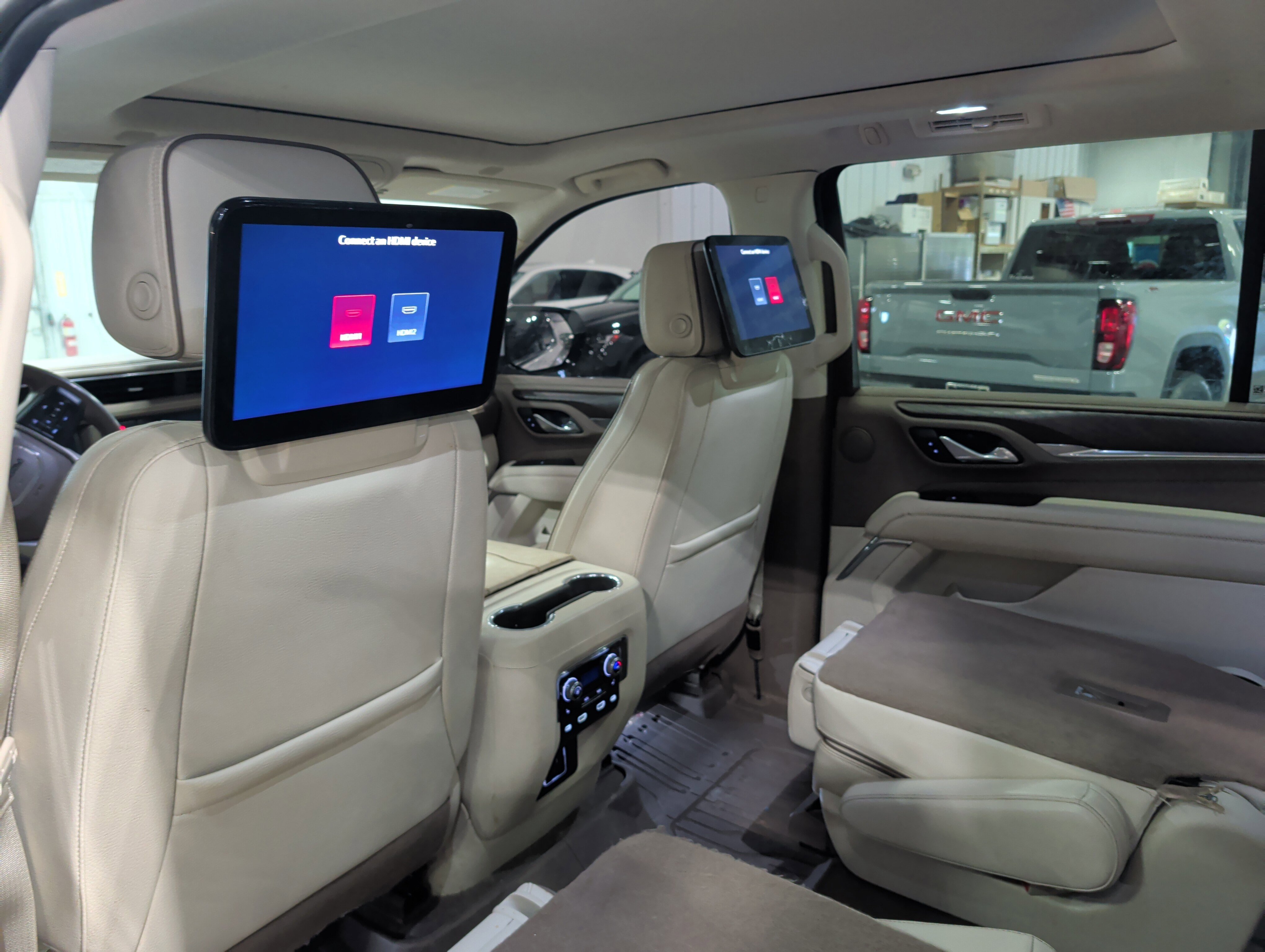 Used 2023 GMC Yukon XL Denali AWD/4WD image 9