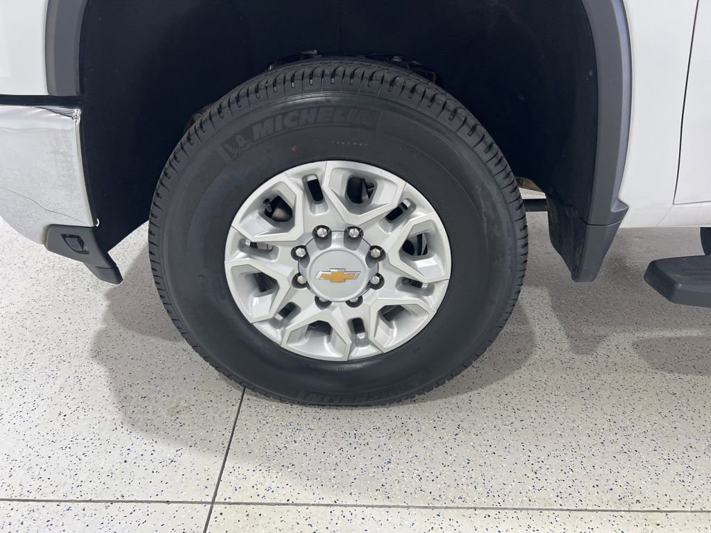 Used 2024 Chevrolet Silverado 2500 LT AWD/4WD image 30