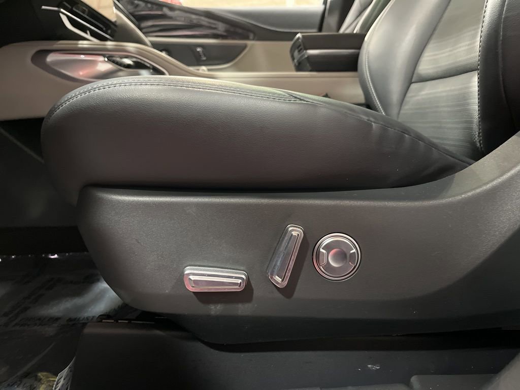 Used 2025 Lincoln Nautilus Reserve image 27