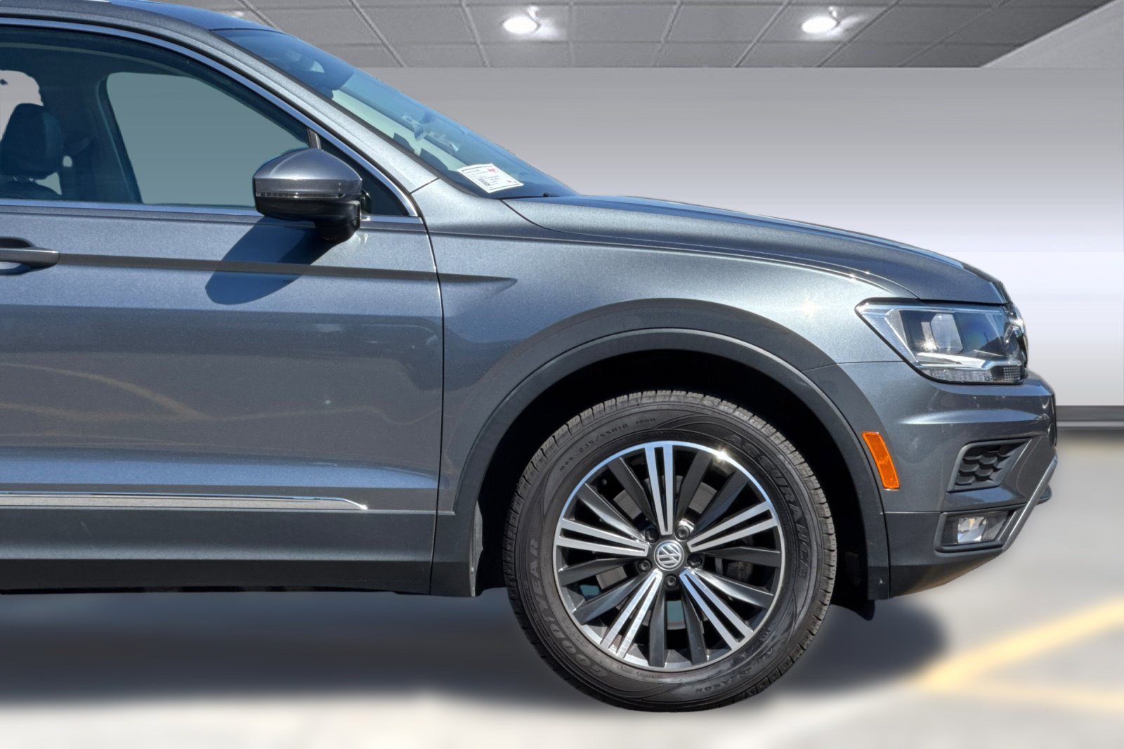 Used 2018 Volkswagen Tiguan SEL FWD image 35