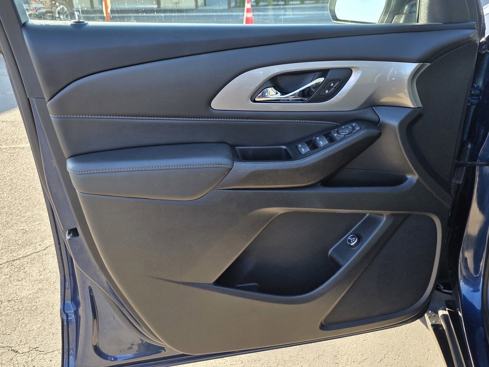 Used 2023 Chevrolet Traverse LT image 20