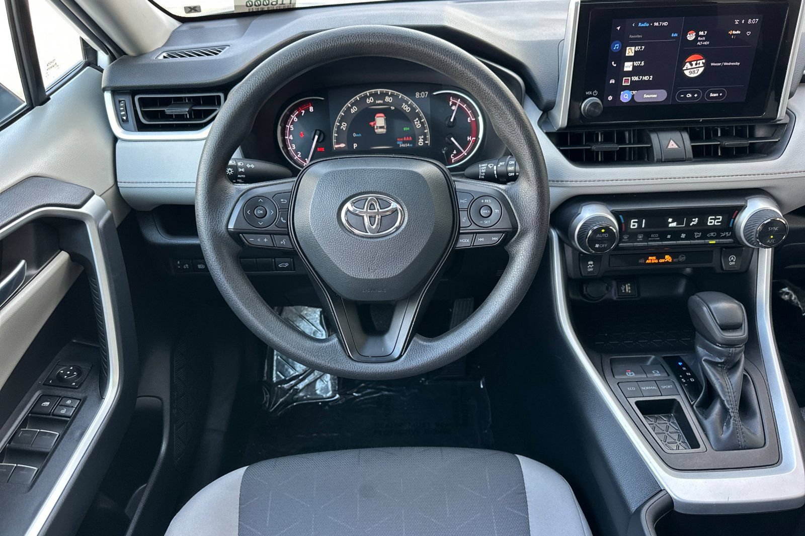 Used 2025 Toyota RAV4 XLE w/ Convenience Package FWD image 17