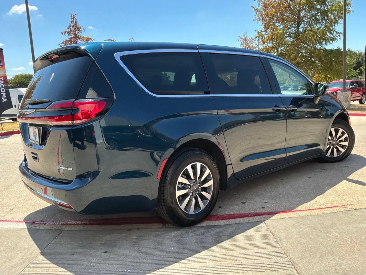Used 2023 Chrysler Pacifica Touring-L FWD image 6