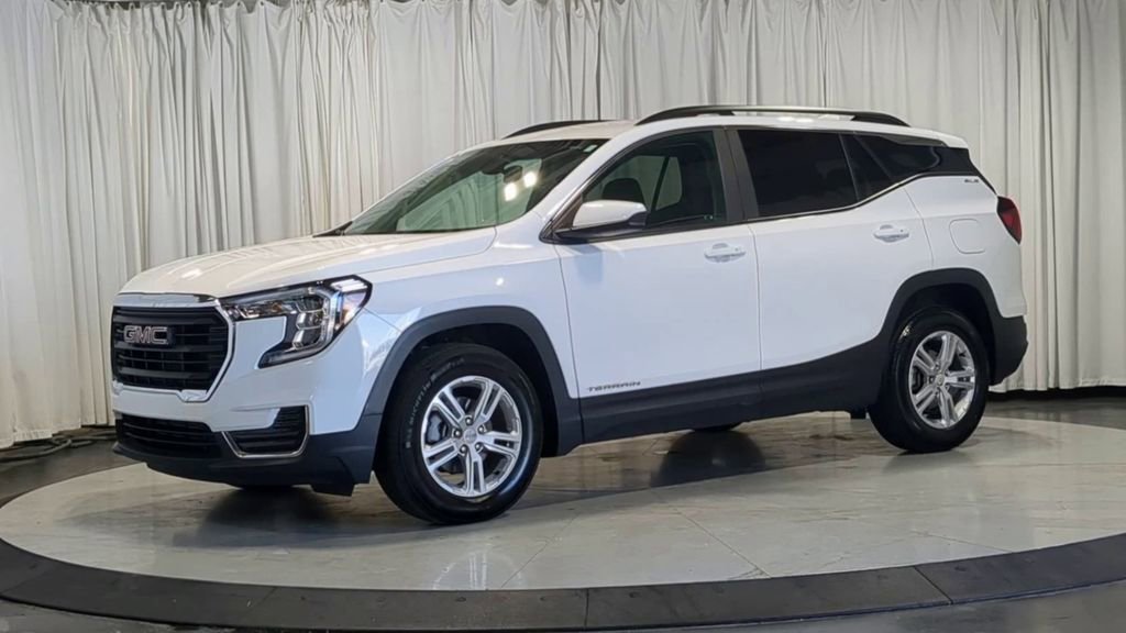 Used 2023 GMC Terrain SLE w/ Driver Convenience Package FWD image 4
