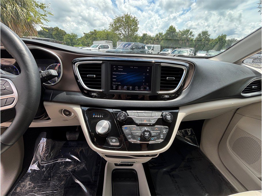 Used 2018 Chrysler Pacifica Touring-L FWD image 11