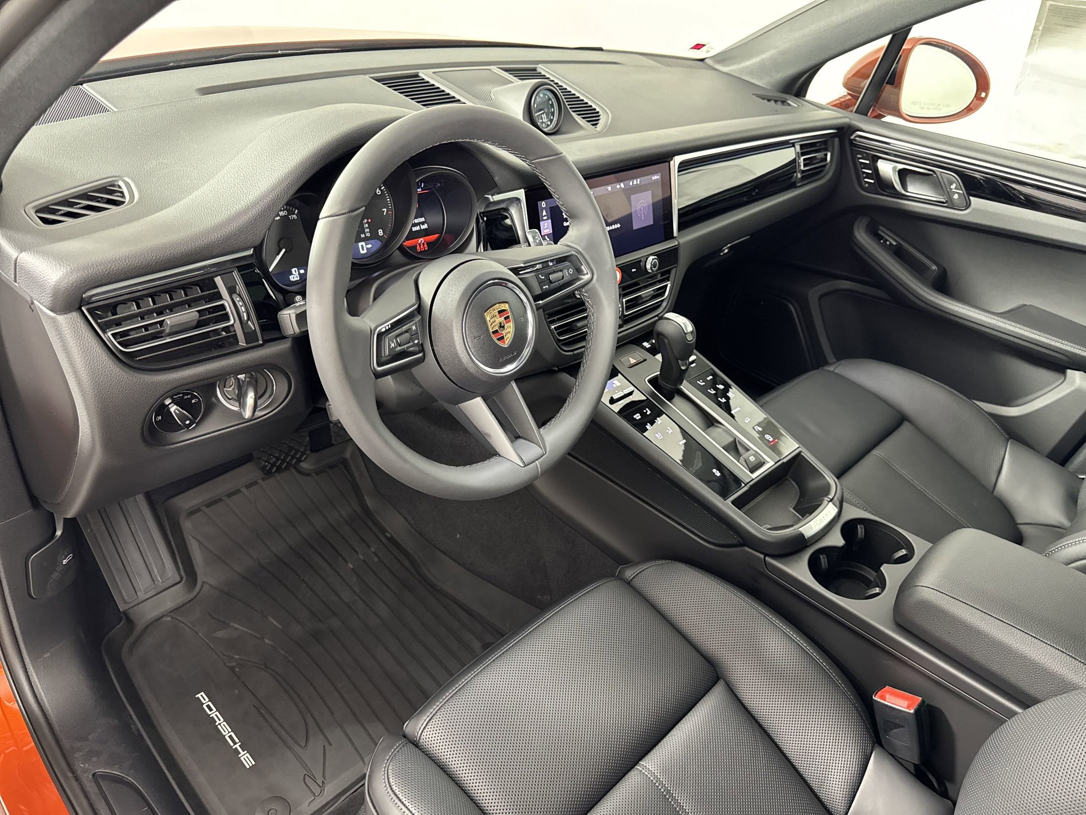 Used 2025 Porsche Macan image 4