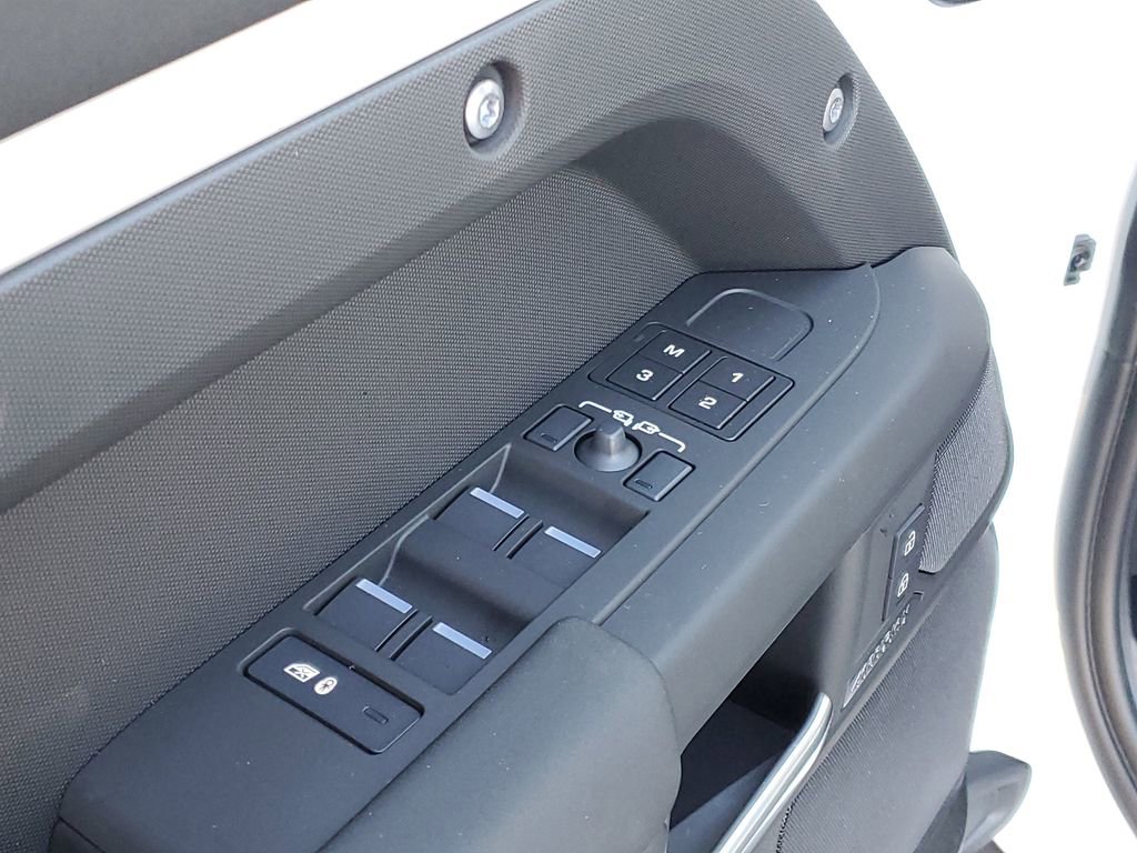 Used 2026 Land Rover Defender 110 X-Dynamic SE AWD/4WD image 9