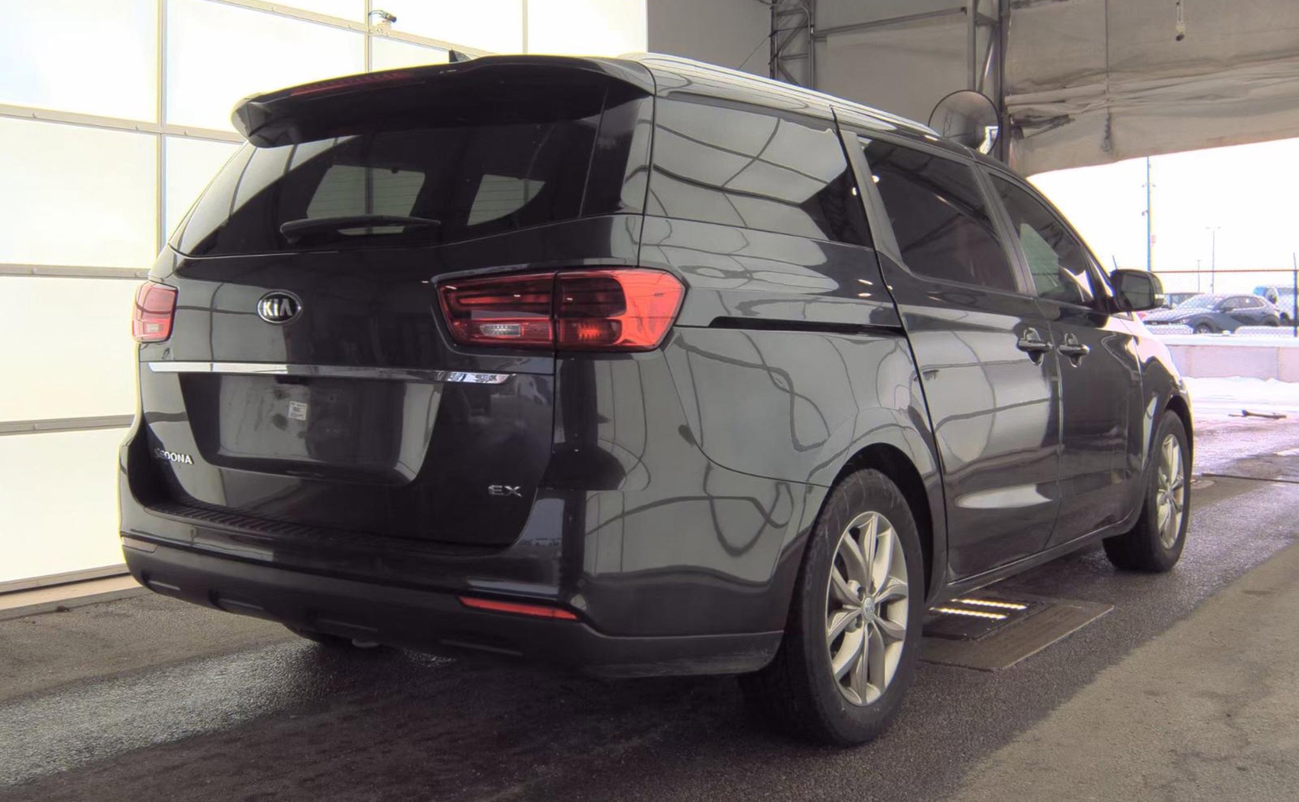 Used 2019 Kia Sedona EX image 4