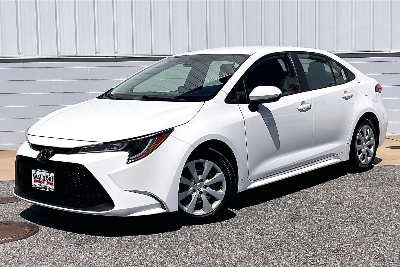 Used 2022 Toyota Corolla LE FWD image 2