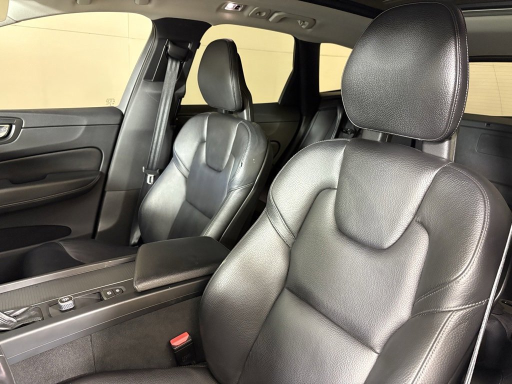 Used 2018 Volvo XC60 T6 Momentum w/ Vision Package image 19
