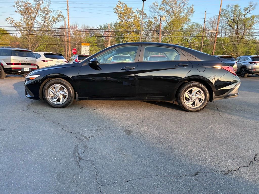 Used 2024 Hyundai Elantra SE FWD image 4