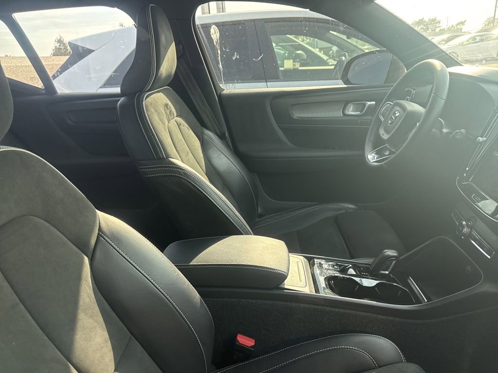 Used 2022 Volvo XC40 T5 R-Design w/ Advanced Package image 3