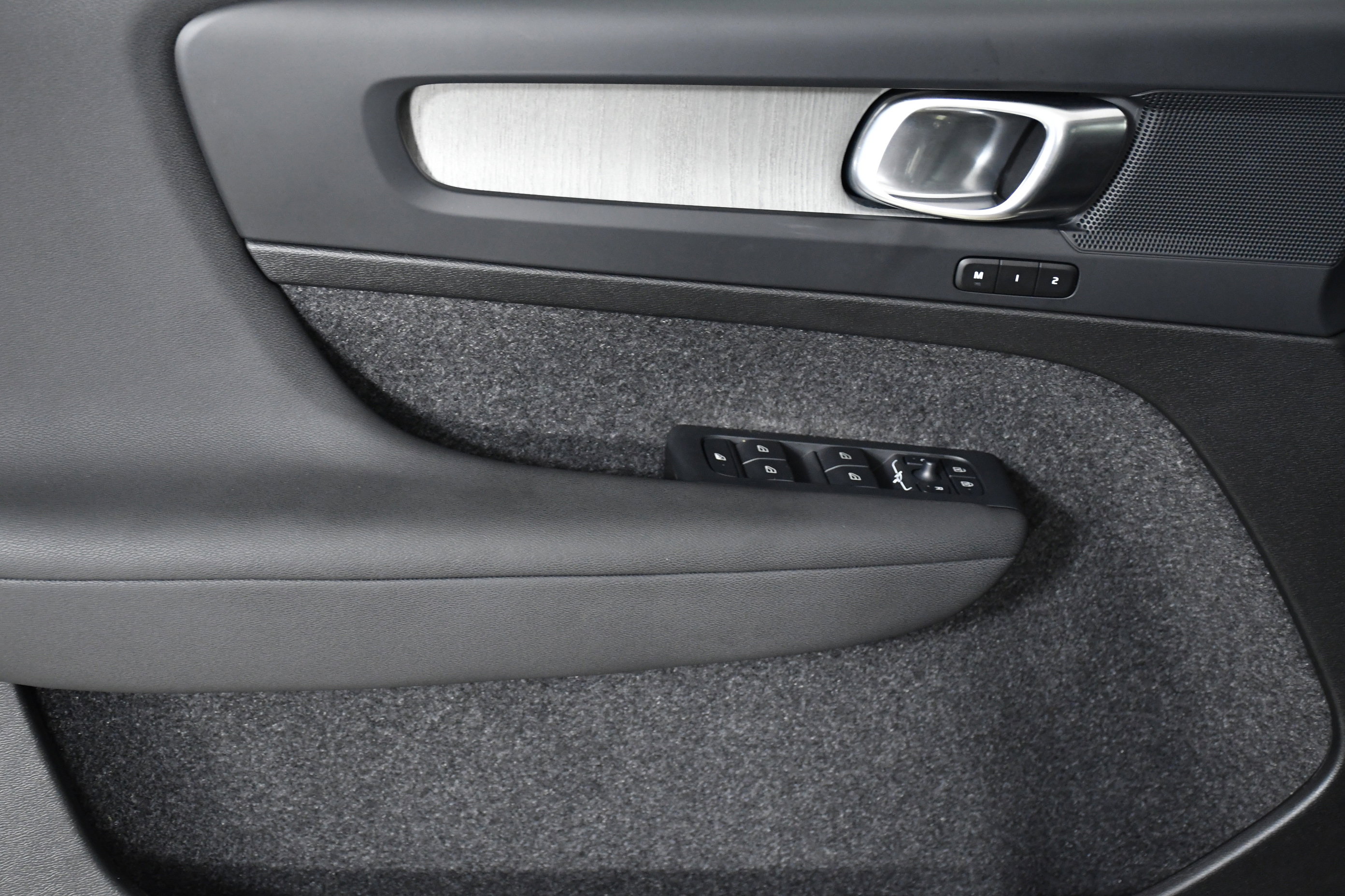 Used 2025 Volvo XC40 B5 Plus image 21