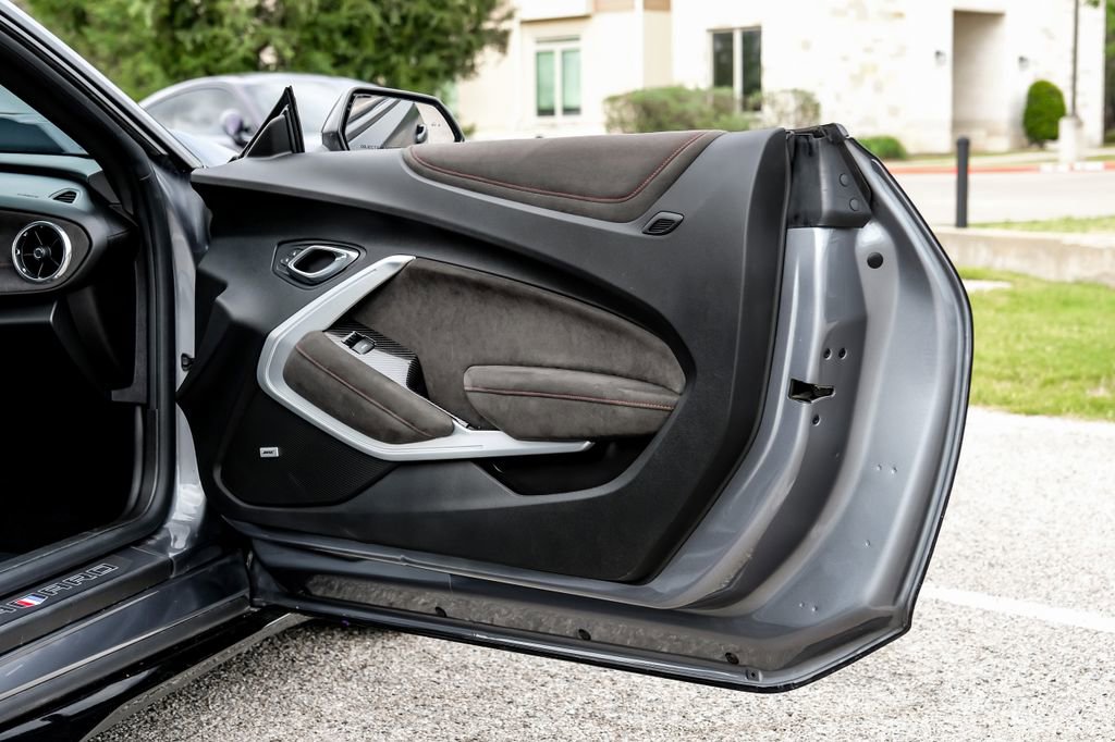 Used 2019 Chevrolet Camaro ZL1 RWD image 46