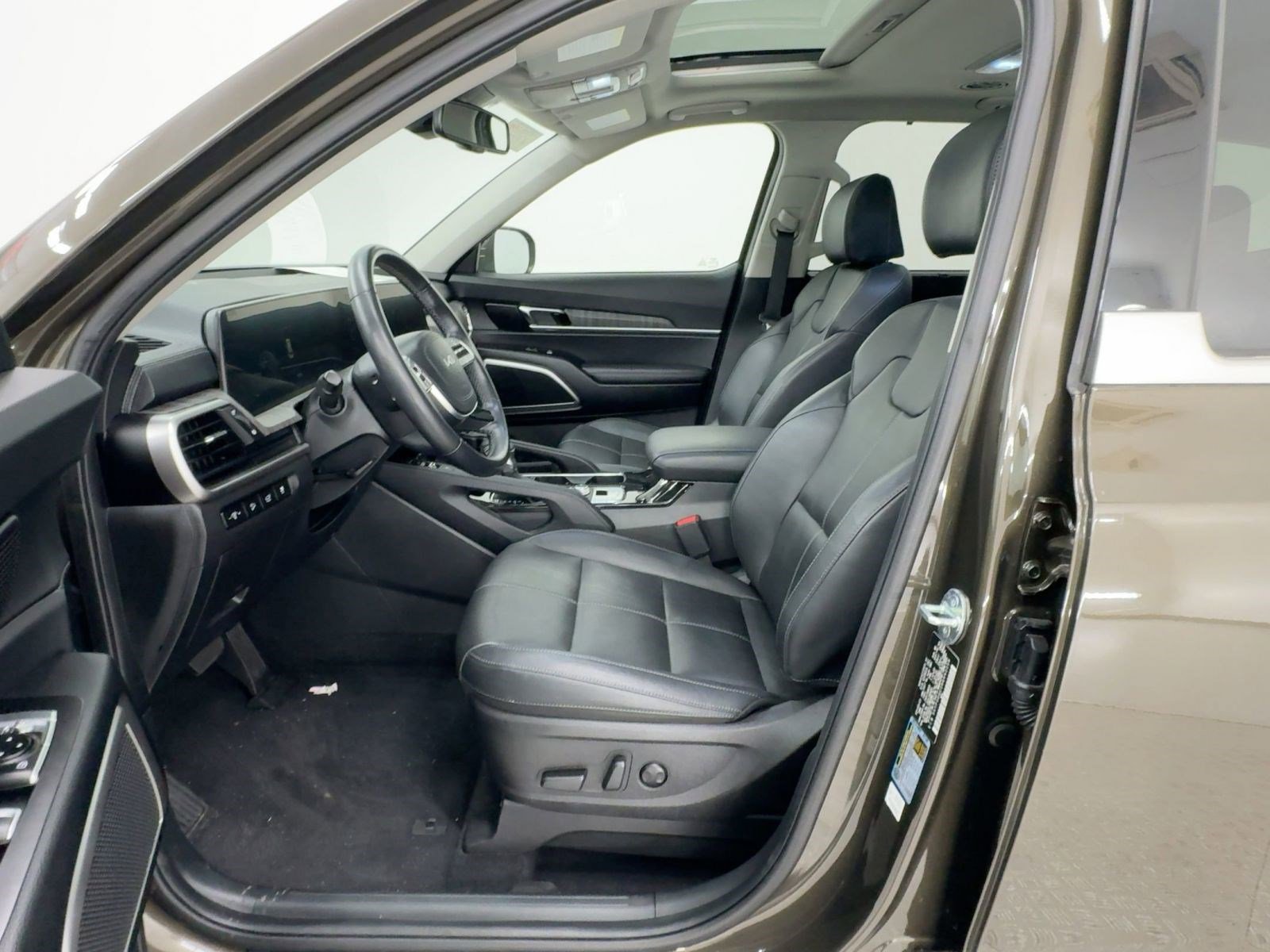 Used 2024 Kia Telluride EX w/ EX Captain's Chair Package image 5