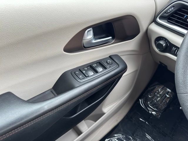 Used 2017 Chrysler Pacifica Touring FWD image 28