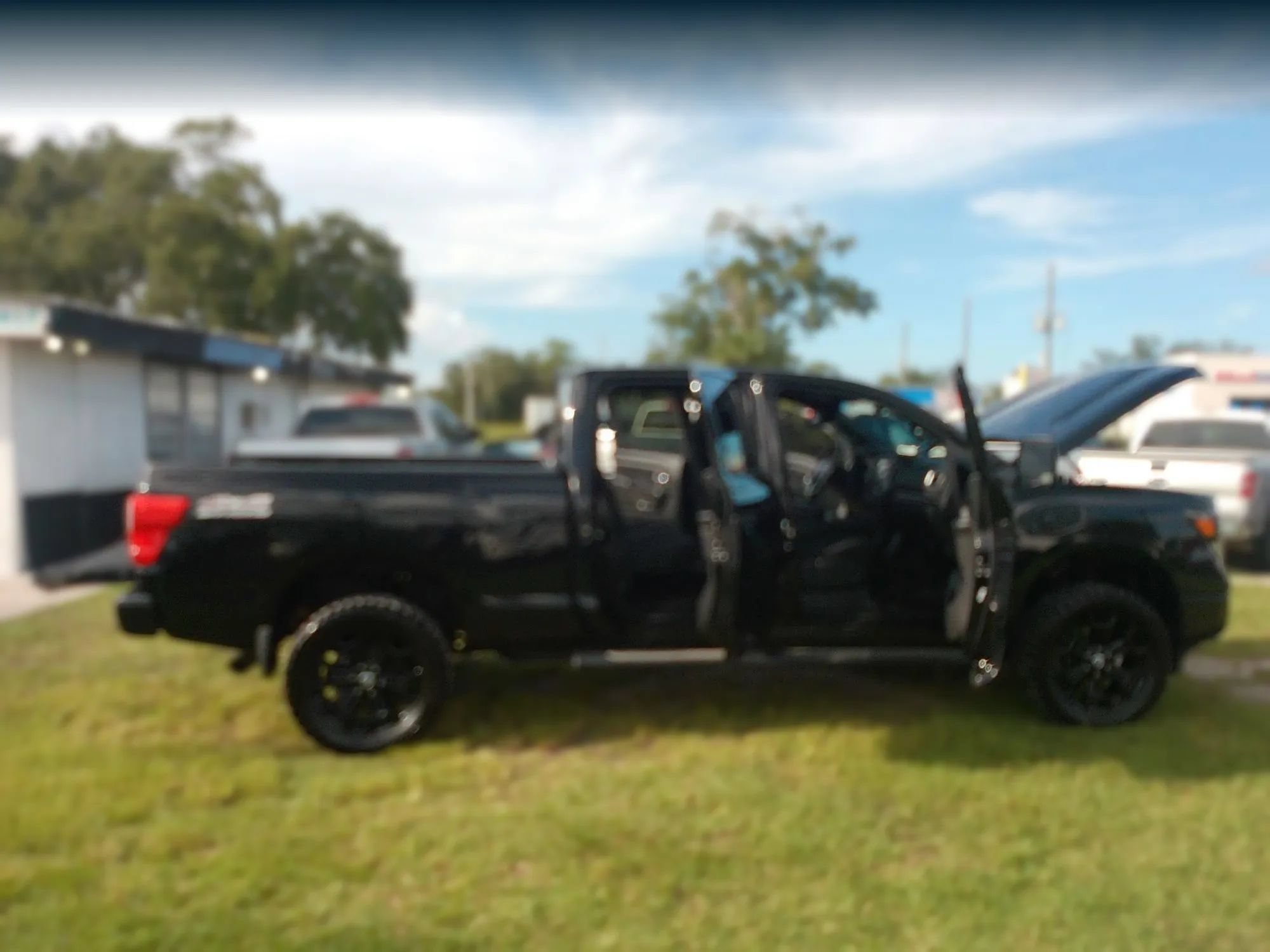 Used 2018 Nissan Titan SV w/ SV Convenience Package AWD/4WD image 32