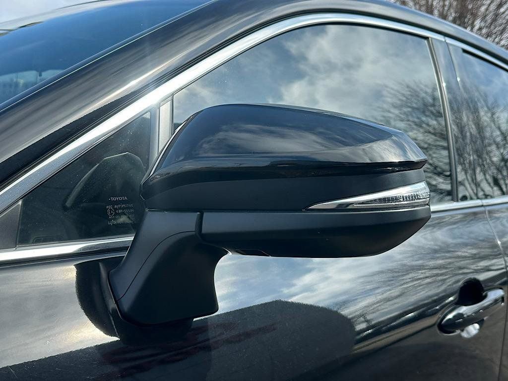 Certified 2024 Toyota Venza LE image 9