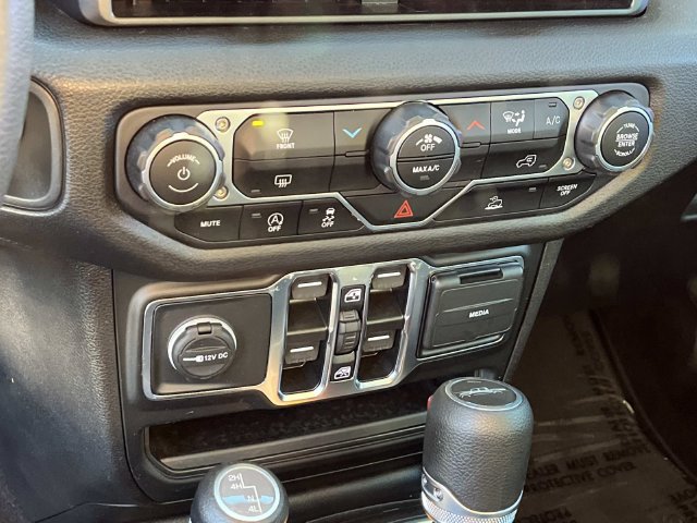Used 2025 Jeep Gladiator Mojave AWD/4WD image 30