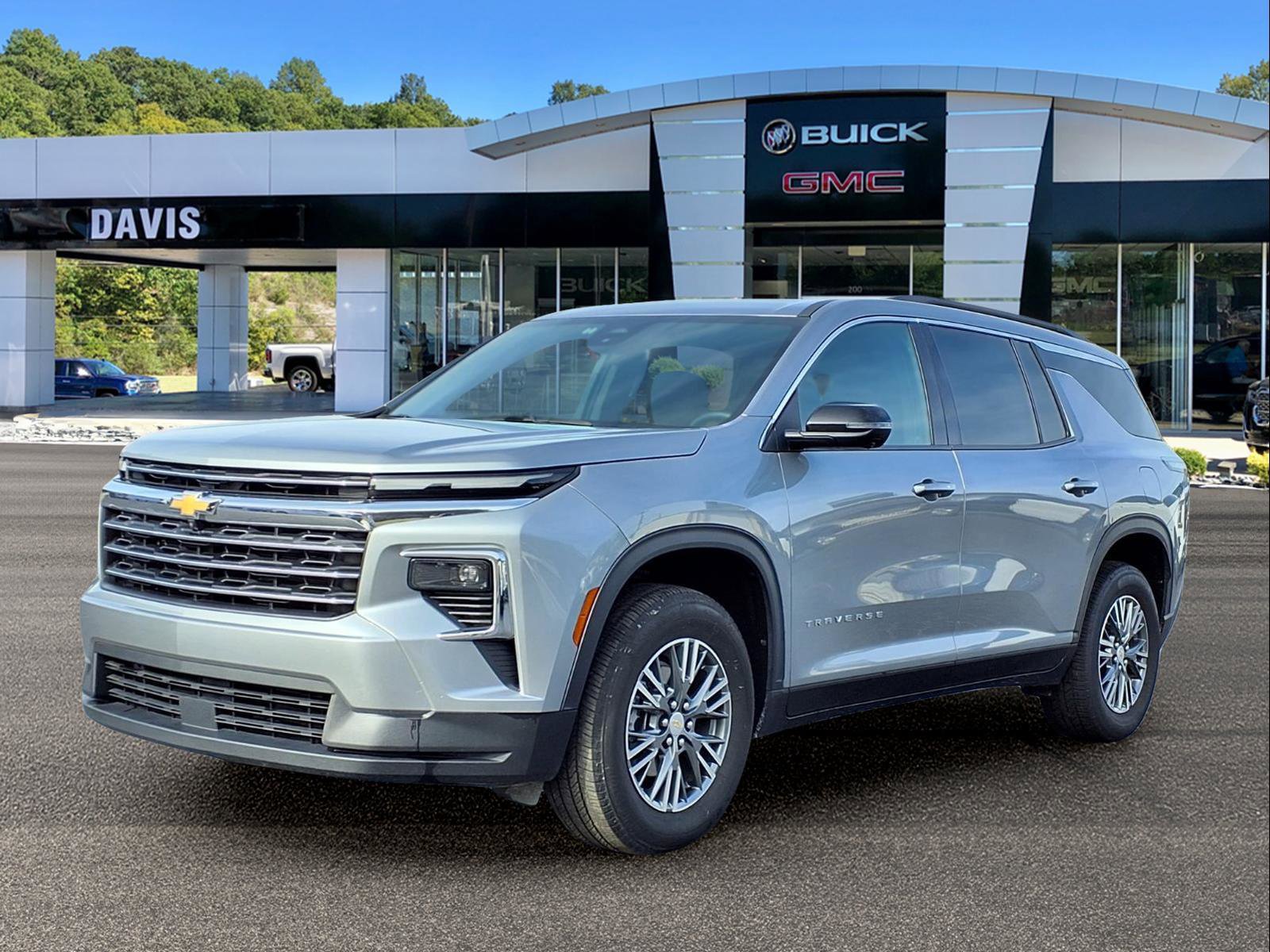 Used 2024 Chevrolet Traverse LT FWD image 2