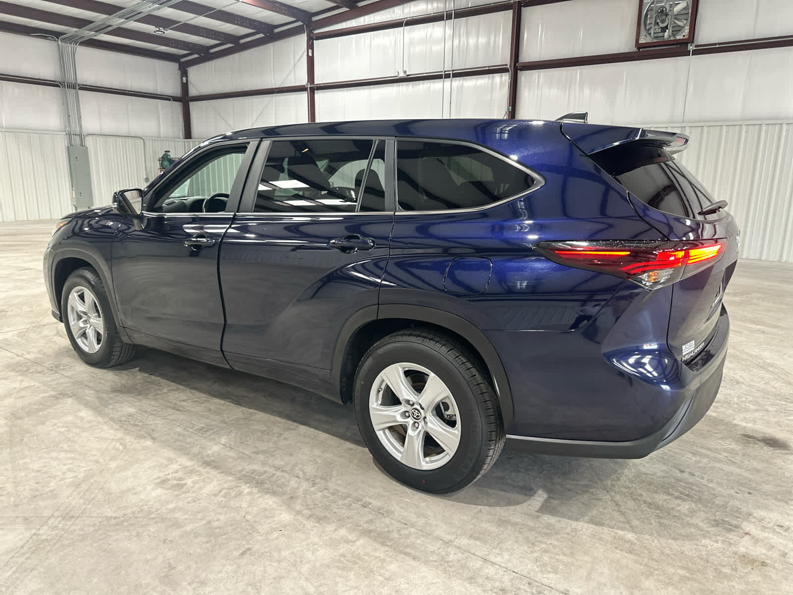 Used 2025 Toyota Highlander LE FWD image 3