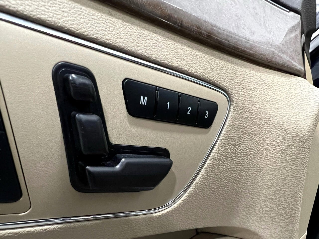 Used 2011 Mercedes-Benz E 350 4MATIC Wagon image 36