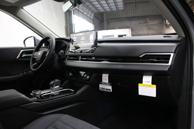 New 2026 Mitsubishi Outlander SE image 17