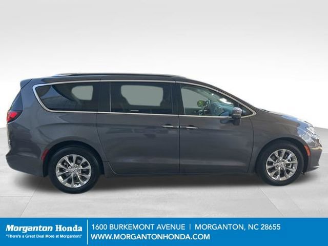 Used 2021 Chrysler Pacifica Touring-L w/ Uconnect Theater Family Group FWD image 9