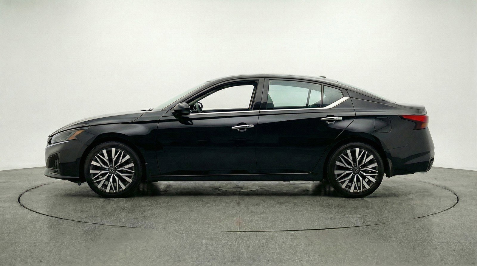 Used 2025 Nissan Altima 2.5 SV image 5