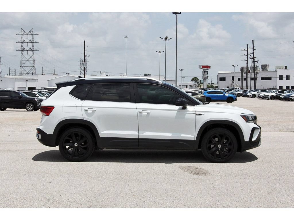 Used 2024 Volkswagen Taos SE w/ Panoramic Sunroof Package FWD image 2