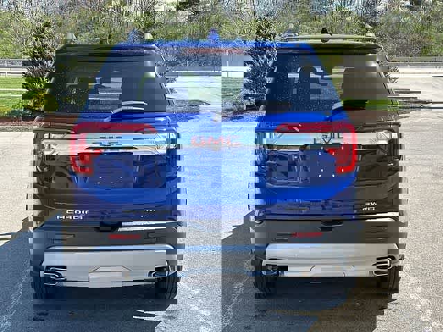 Used 2023 GMC Acadia SLE w/ Driver Convenience Package image 4