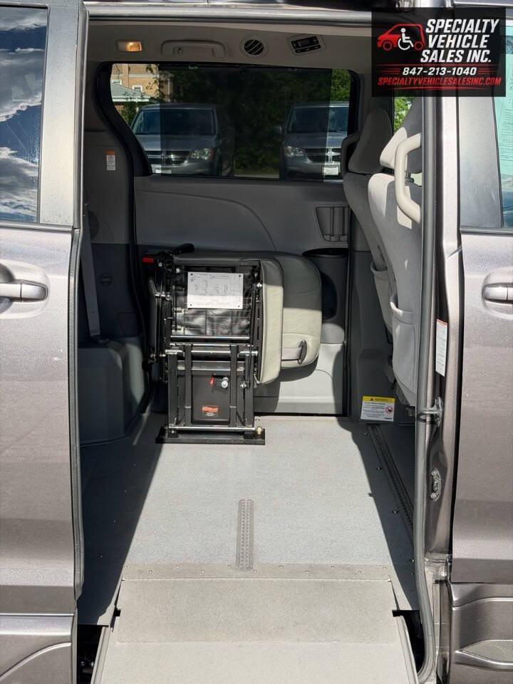 Used 2018 Toyota Sienna LE FWD image 19