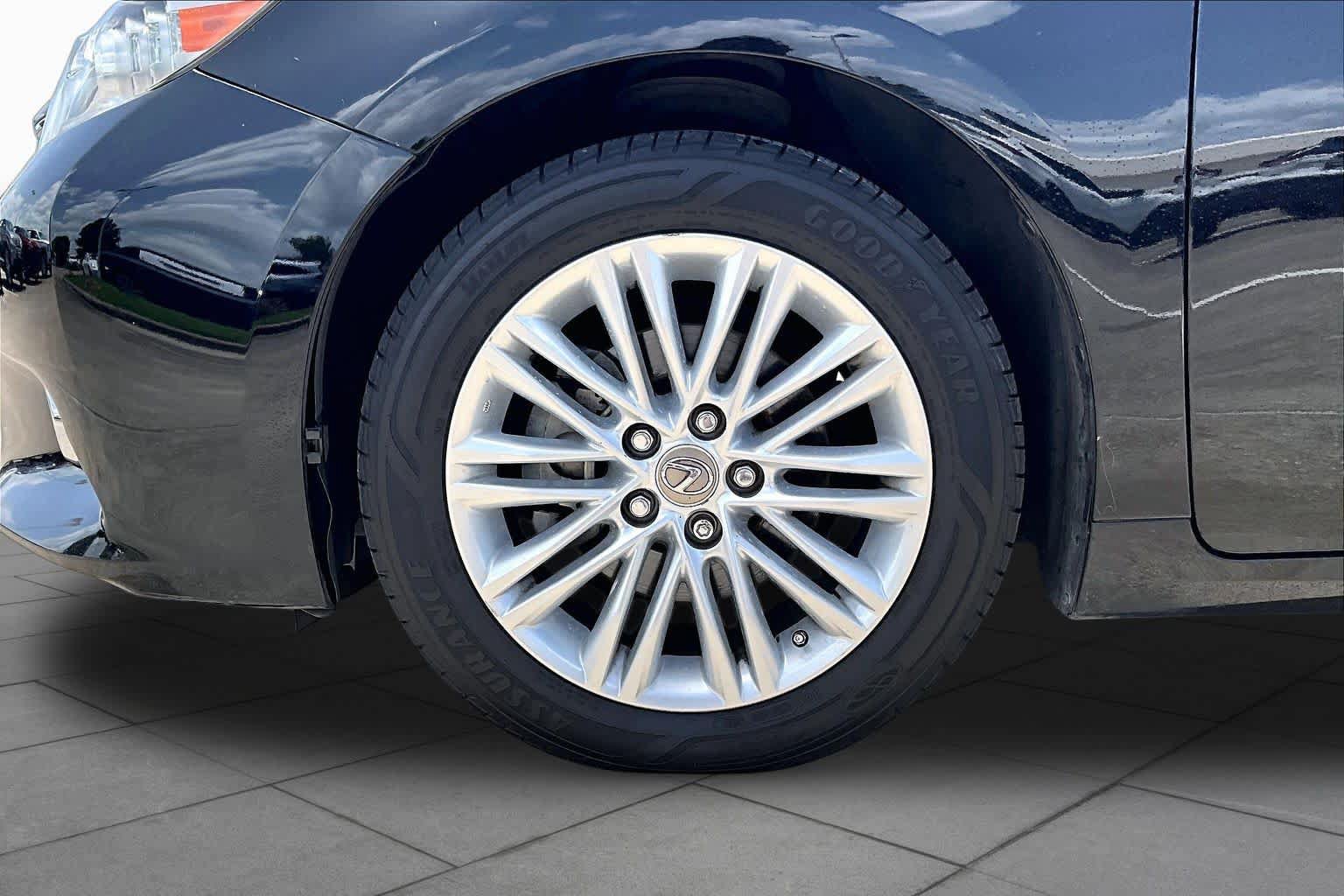 Used 2014 Lexus ES 350 w/ Luxury Package FWD image 9