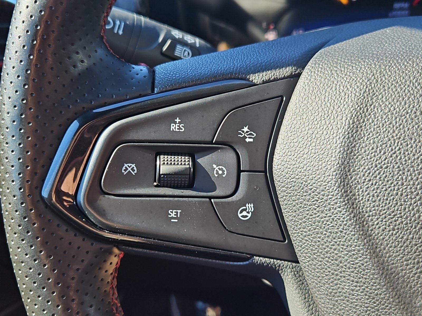 Used 2025 Chevrolet Trax RS w/ Sunroof Package FWD image 26