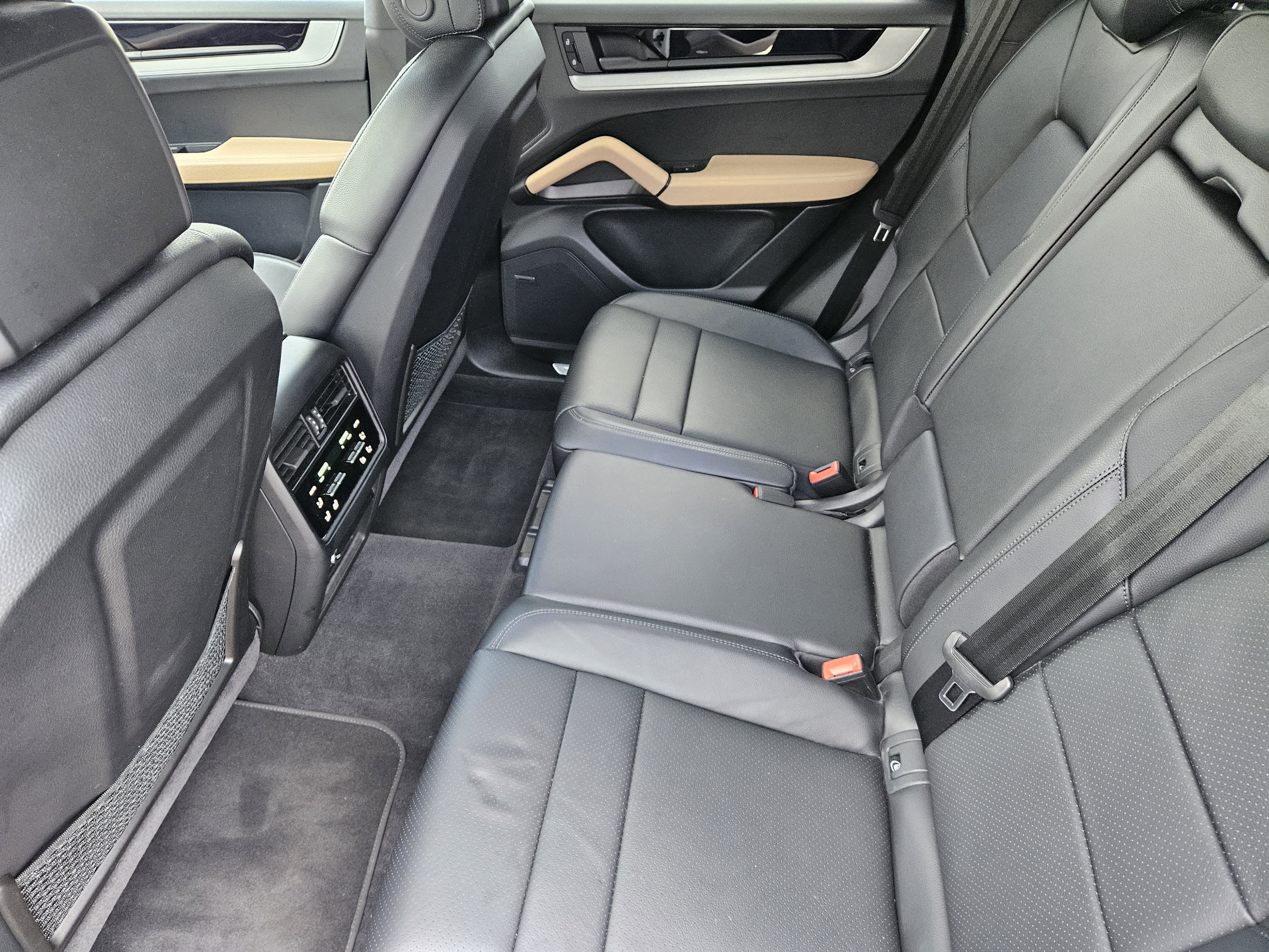 Certified 2024 Porsche Cayenne AWD/4WD image 28