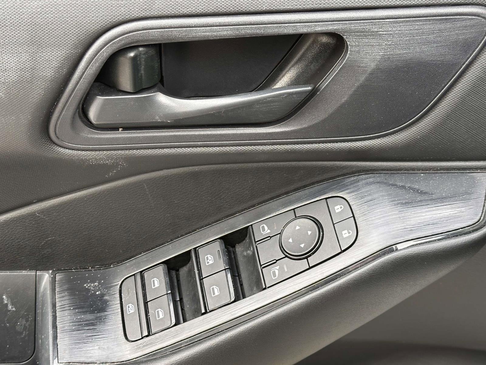 Used 2024 Nissan Rogue S image 13