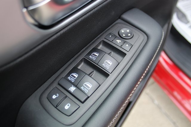 Used 2025 Chrysler Pacifica Limited image 10