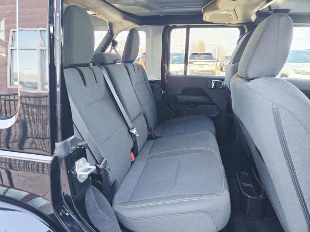 Used 2025 Jeep Wrangler Unlimited Sahara image 15