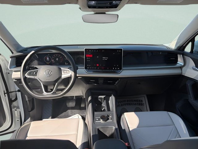 Certified 2025 Volkswagen Tiguan SE FWD image 9