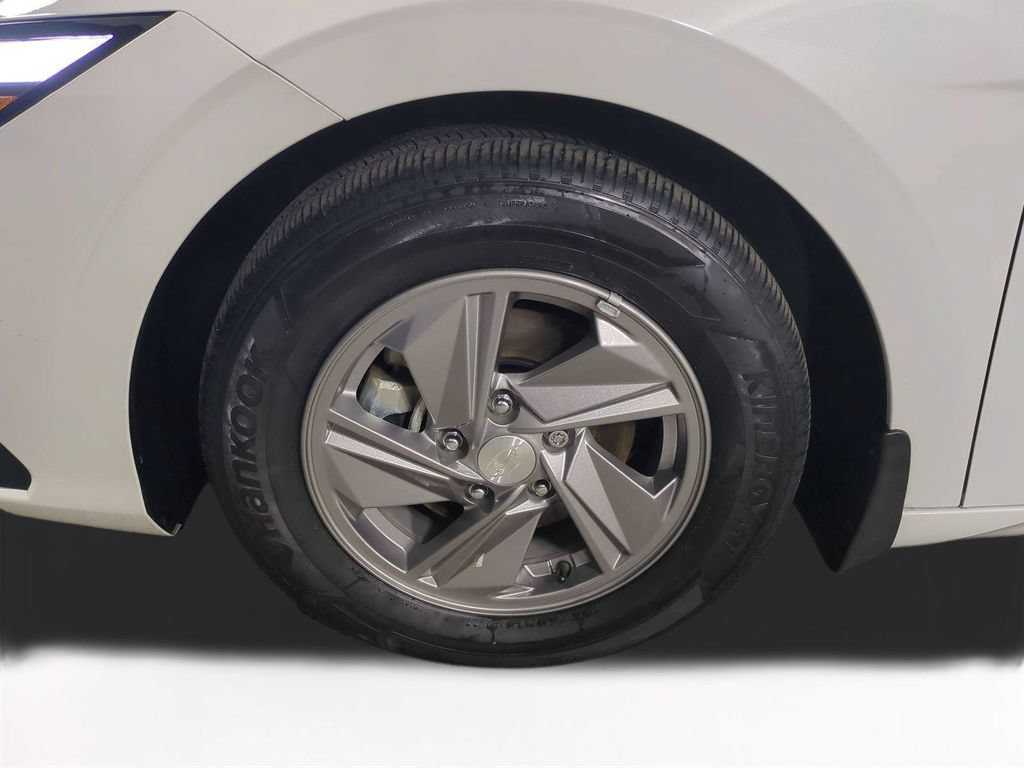 Used 2025 Hyundai Elantra SE FWD image 11
