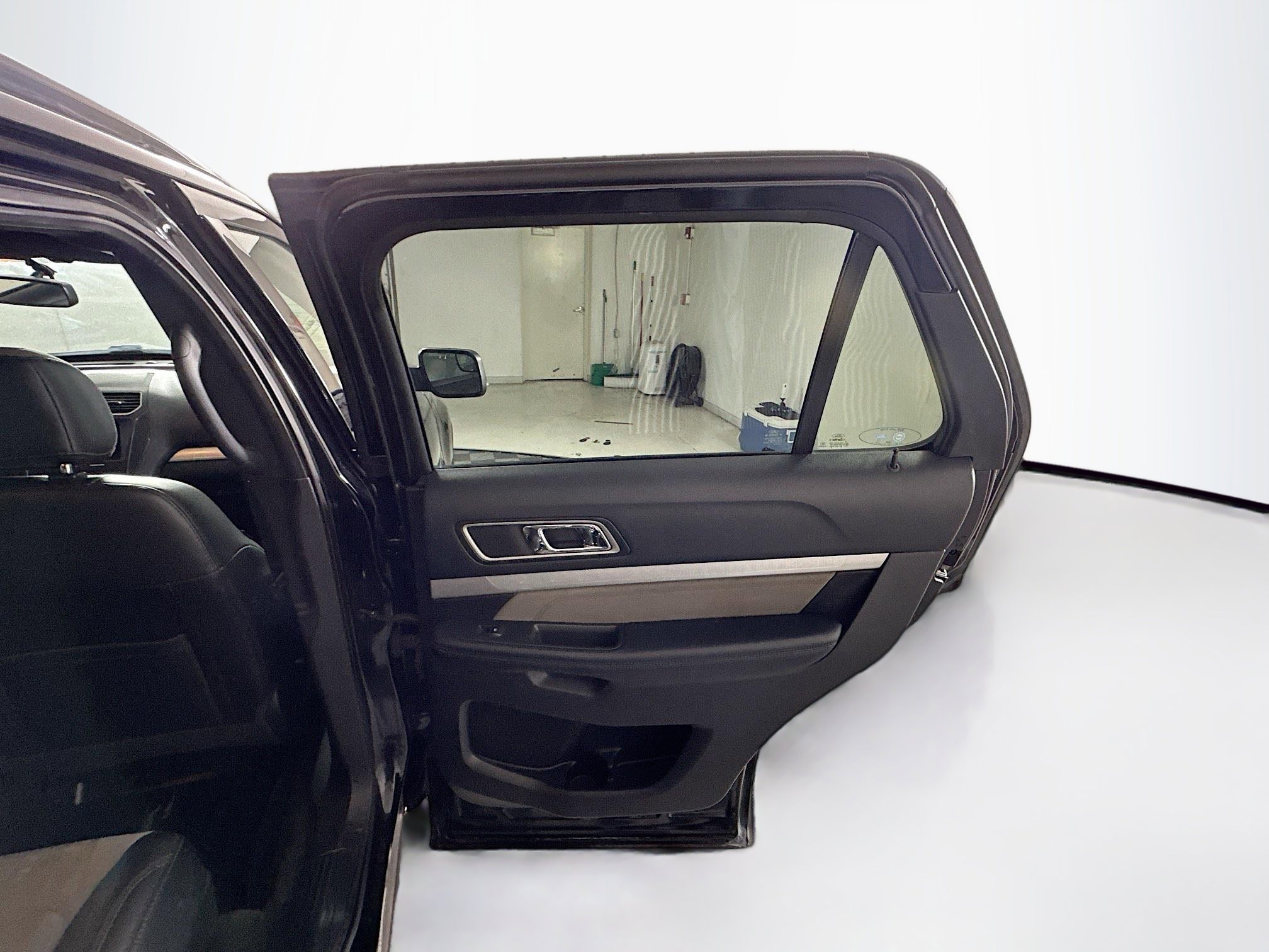 Used 2017 Ford Explorer XLT w/ Equipment Group 202A FWD image 31