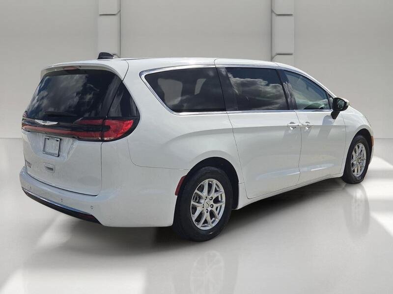 Used 2023 Chrysler Pacifica Touring-L FWD image 5
