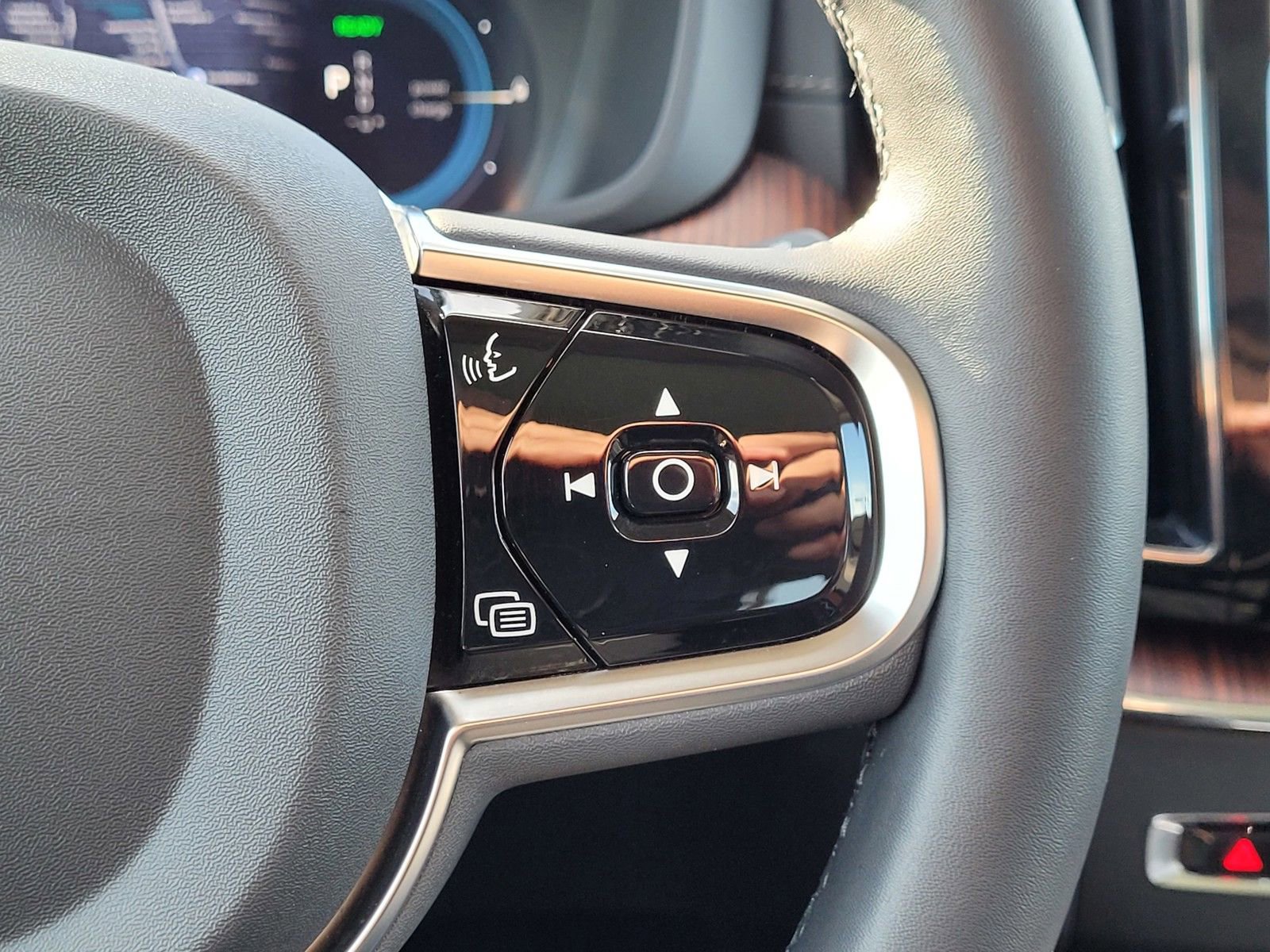 Certified 2024 Volvo XC60 T8 Ultimate w/ Protection Package Premier image 20