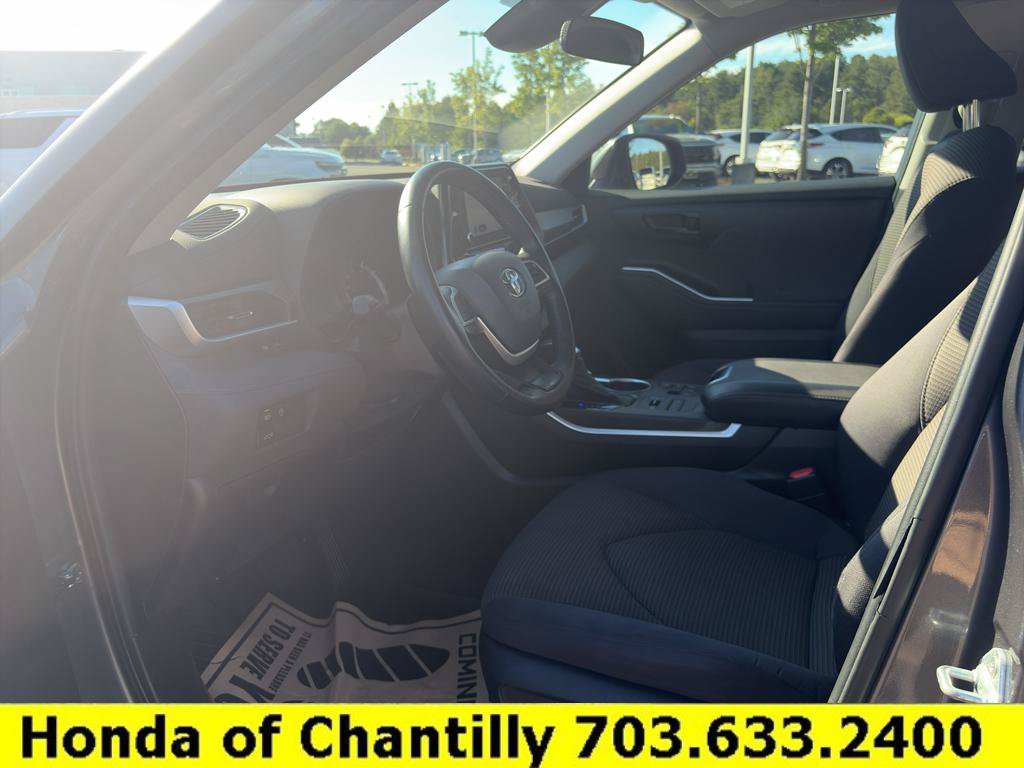 Used 2023 Toyota Highlander LE AWD/4WD image 21